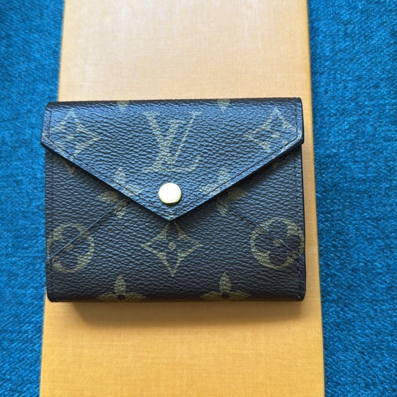 Louis Vuitton Celeste Wallet. M81665 - Picture 2 of 10